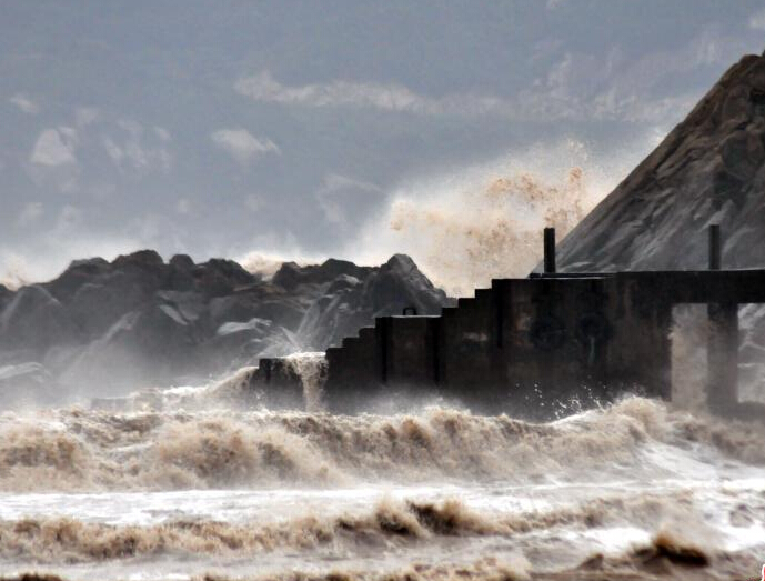 ���Ʒ䡱��ΧͻϮ ��ɽ���ݾ����İ���