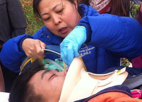 ��򣺴�ѧ�����б�ײ ���˽����Ȼ���