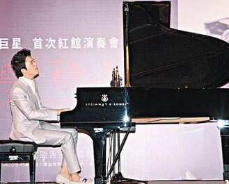 李云迪红馆演奏会推广古典乐 获赠钢琴生日蛋糕”