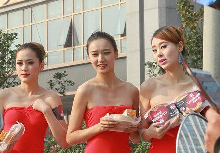 �Ϸʺ�������Ů����������Χ�ۡ�