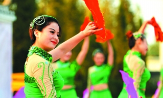 “接地气”演出让村民笑声阵阵”