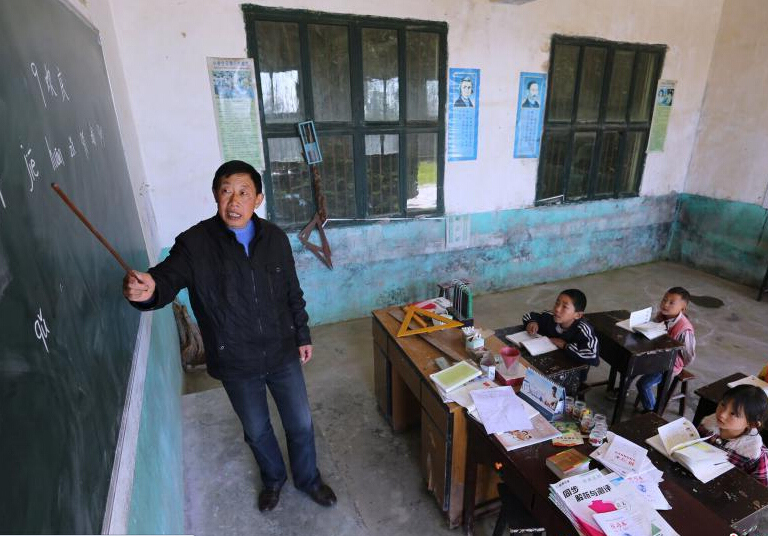 2����ʦ4��ѧ����ɵ�ѧУ��