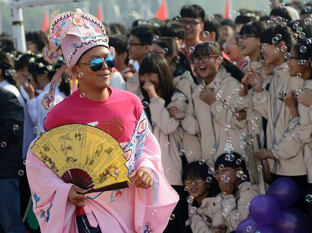 �㽭һ�����˶��ῪĻʽѧ������cosplay��