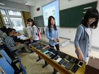 ����һ��У���ϿΡ���ͷ�塱��ǰ�Ƚ��ֻ�����ͼ����