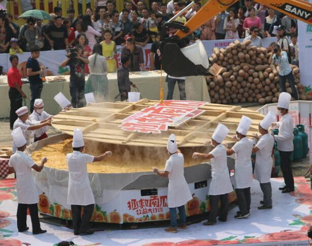 长沙造1863斤重超级南瓜饼”