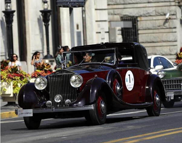 经典老爷车外滩巡游引围观”