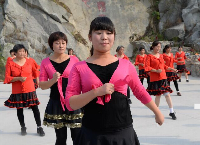 山村里跳起广场舞”