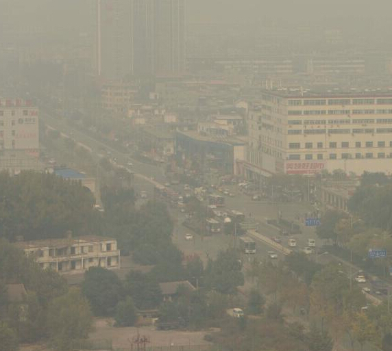 山西太原遭遇雾霾笼城”