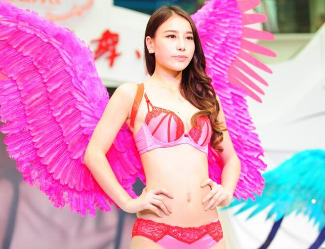 深圳区域品牌内衣秀亮相成都”