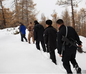 实拍新疆军地雪海踏边巡逻”