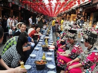 ���Ϸ�˹ųǰ�ǧ�ס���ҳ����硱ӭ�ο͡�