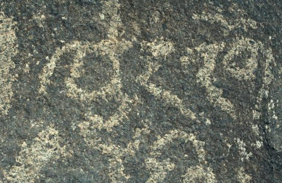 新疆哈密发现疑似吐火罗文岩刻”