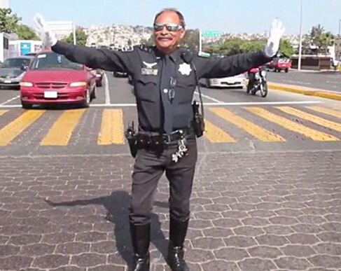 墨西哥一交警执勤时跳"太空步" 爆红网络”