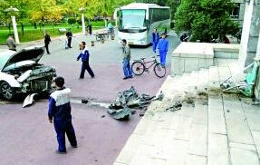 ����һ��ʦ�ݳ�ײ�Ͻ�ѧ¥ У����Ϊ���ѧ����