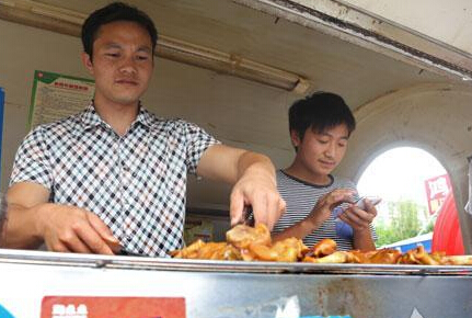 上海理工男弃做白领 卖烤猪蹄月入万元引热议”