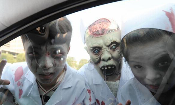 长沙日薪千元招聘“鬼王” 应聘者街头扮“鬼””