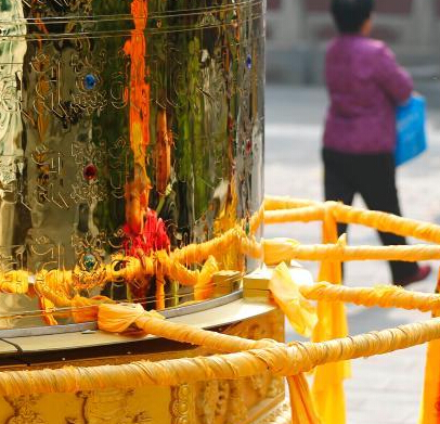 北京民众争转巨型转经筒”