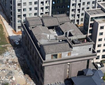 河南荥阳现“空中仿古四合院””