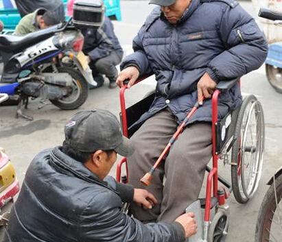 长春市一电动车维修店老板十年助残”