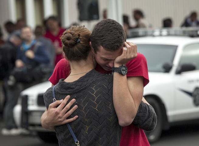 ��������ͼһ���з���ǹ���� ǹ�ִ���һ�˺���ɱ��