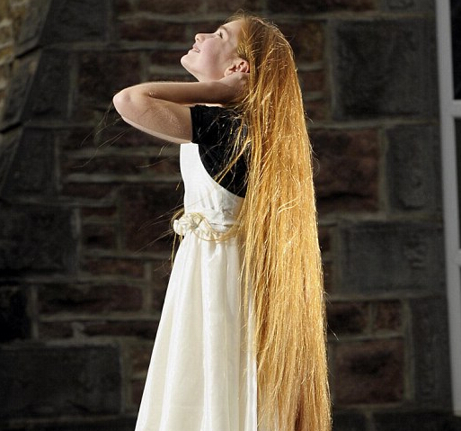 ��ʵ�泤������ Ӣ��1.5�׸���Ů������ϥ��