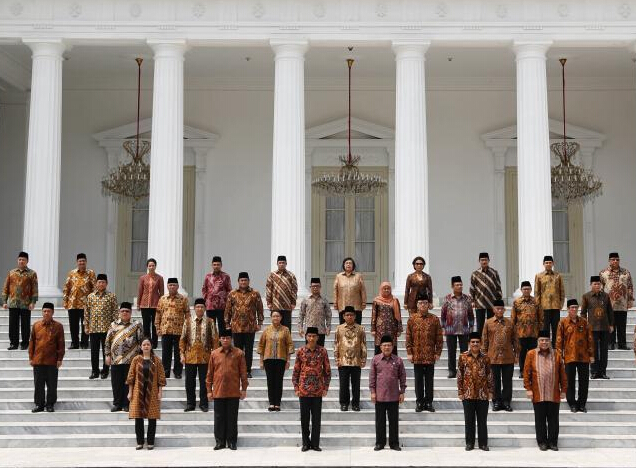 ӡ�����ڸ���ʾ��ְ �ڸ󺬰���Ů�Գ�Ա��