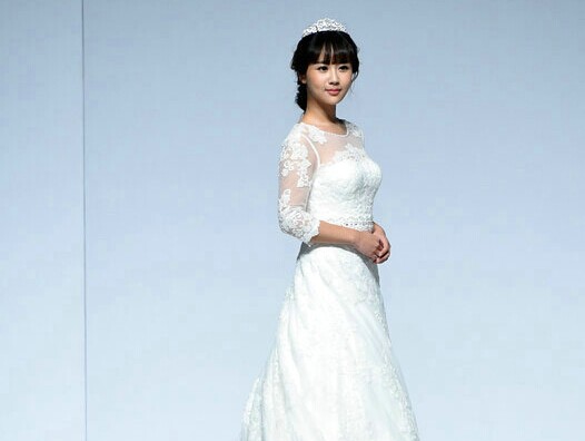 “小雪”杨紫成熟蜕变 披婚纱T台走秀惊艳全场”