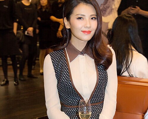 图:刘涛波点风优雅亮相 与张亮合影大气展笑颜”