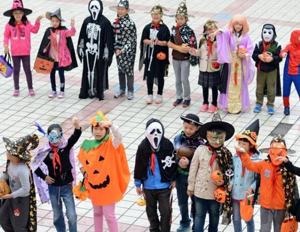 ����Сѧ����װ�������ʥ�ڻ�ױ��ᡱ