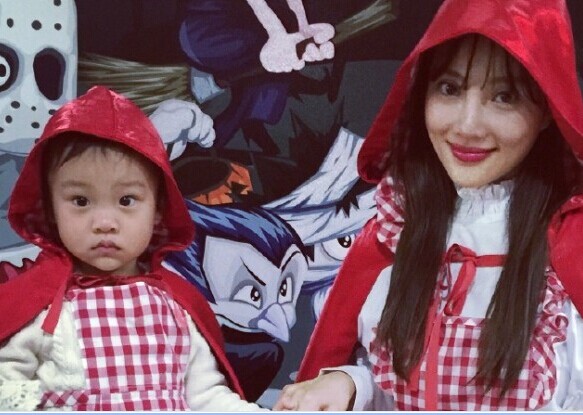 组图:李小璐母女亲子装扮小红帽 小甜馨粉嫩呆萌”