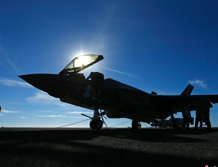 ��������F-35C�ɹ�����״κ�ĸ�Ž���