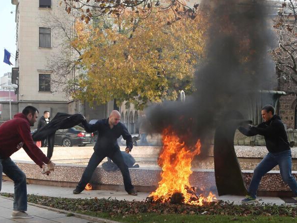 ��������һŮ����ͳ��¥ǰ�Ż��Է� �������ء�