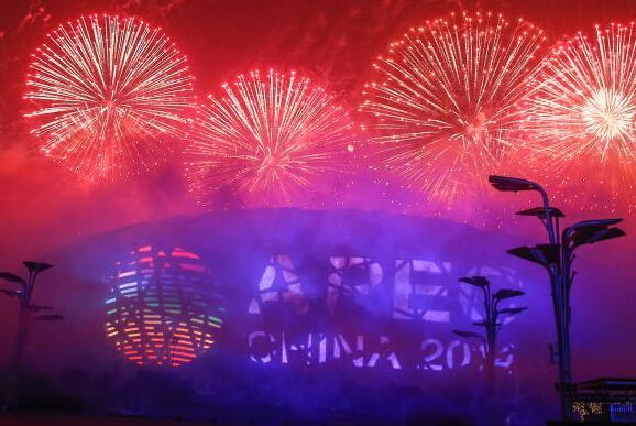 北京APEC会议举行焰火表演”