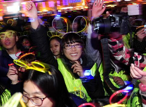 1111名大学生“光棍节”萤光夜跑”