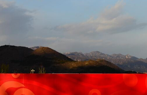 北京怀柔雁栖湖蓝天绽放”