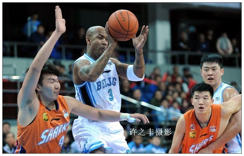 CBA联赛:北京主场狂胜上海”