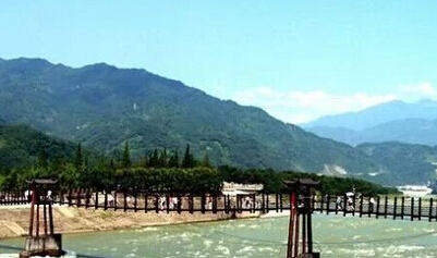 “相遇都江堰 牵手夫妻桥”光棍节助你“脱光””