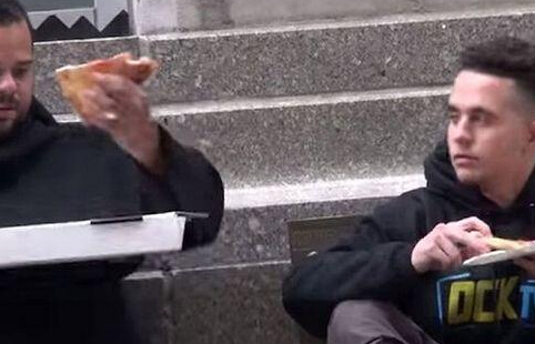 “饥饿路人”向陌生人讨吃 仅流浪汉愿分享(图)”