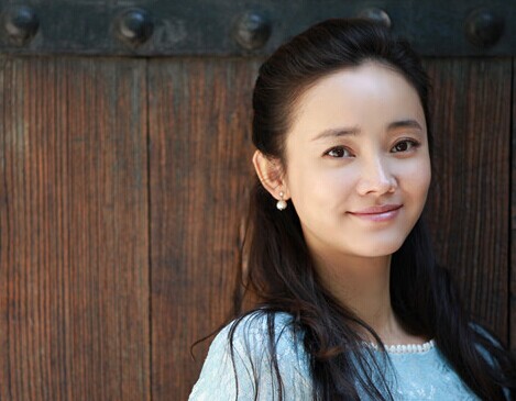 组图:杨梅写真时尚碰撞古朴 粉蓝长裙素净淡雅”