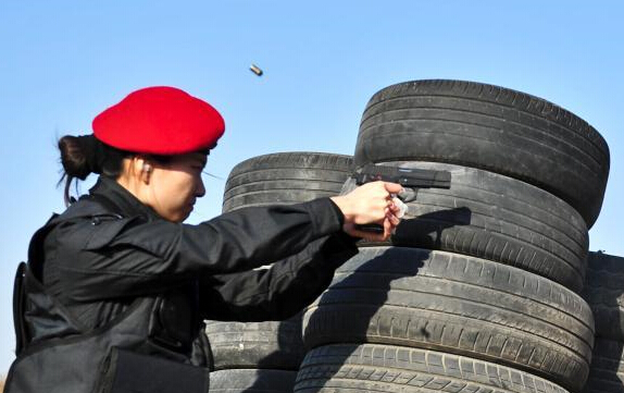 ����Ů�ؾ����ֳ�ǹ�����鷢��