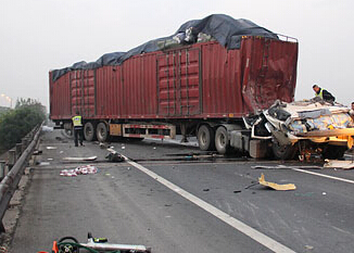 沪昆高速衢州段发生货车追尾事故”