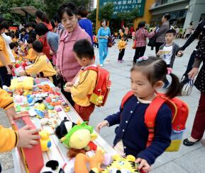 福州小朋友“跳蚤市场”义卖玩具献爱心”