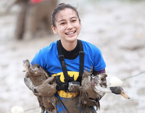 Angelababy邓超滚泥潭捉鸭子变泥人傻傻分不清”