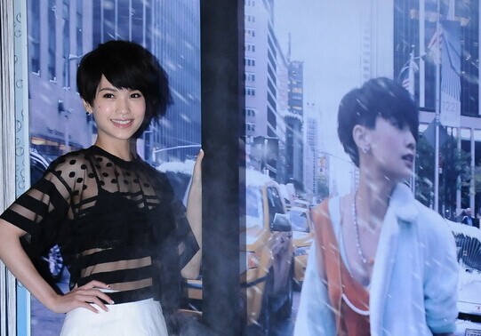 杨丞琳短发透视装亮相揭幕4D展 当歌迷爱情顾问”