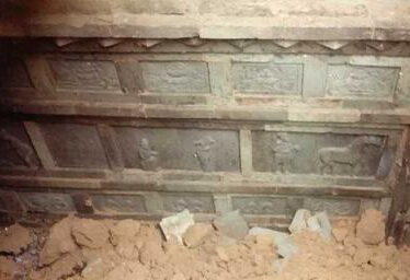 ��������һ���ط��ֹŴ�Ĺ�� Ĺ���о���ש��