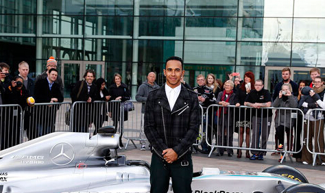 汉密尔顿造访英国媒体城”