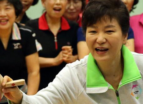 朴槿惠与市民一起打乒乓做运动”