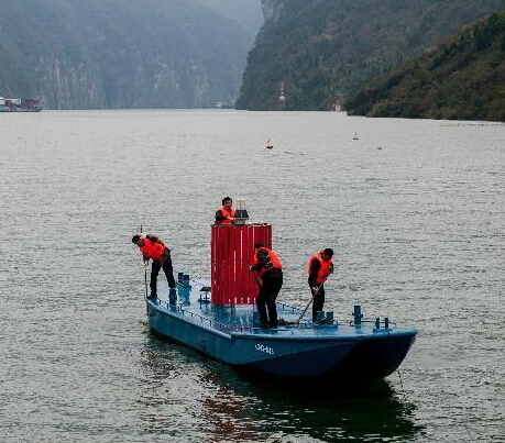 三峡“蜘蛛人”守护长江黄金水道”