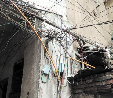 宿舍区电线乱成蜘蛛网 居民担心线路会“发火””