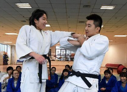 郑州:“女子防身术”校园受热捧”